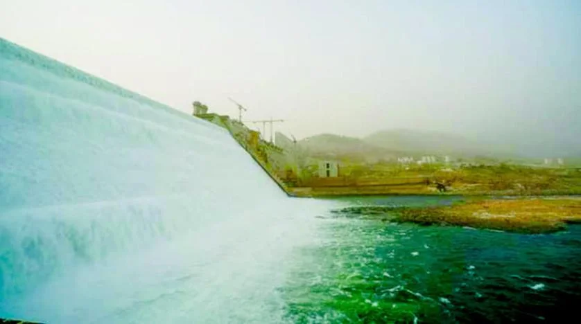 صورة لتدفق مياه النيل عبر سد النهضة