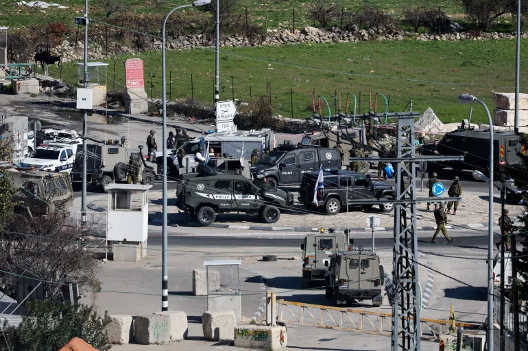 المستوطنون يحرقون أراضي بالضفة وجيش الاحتلال يواصل اقتحاماته