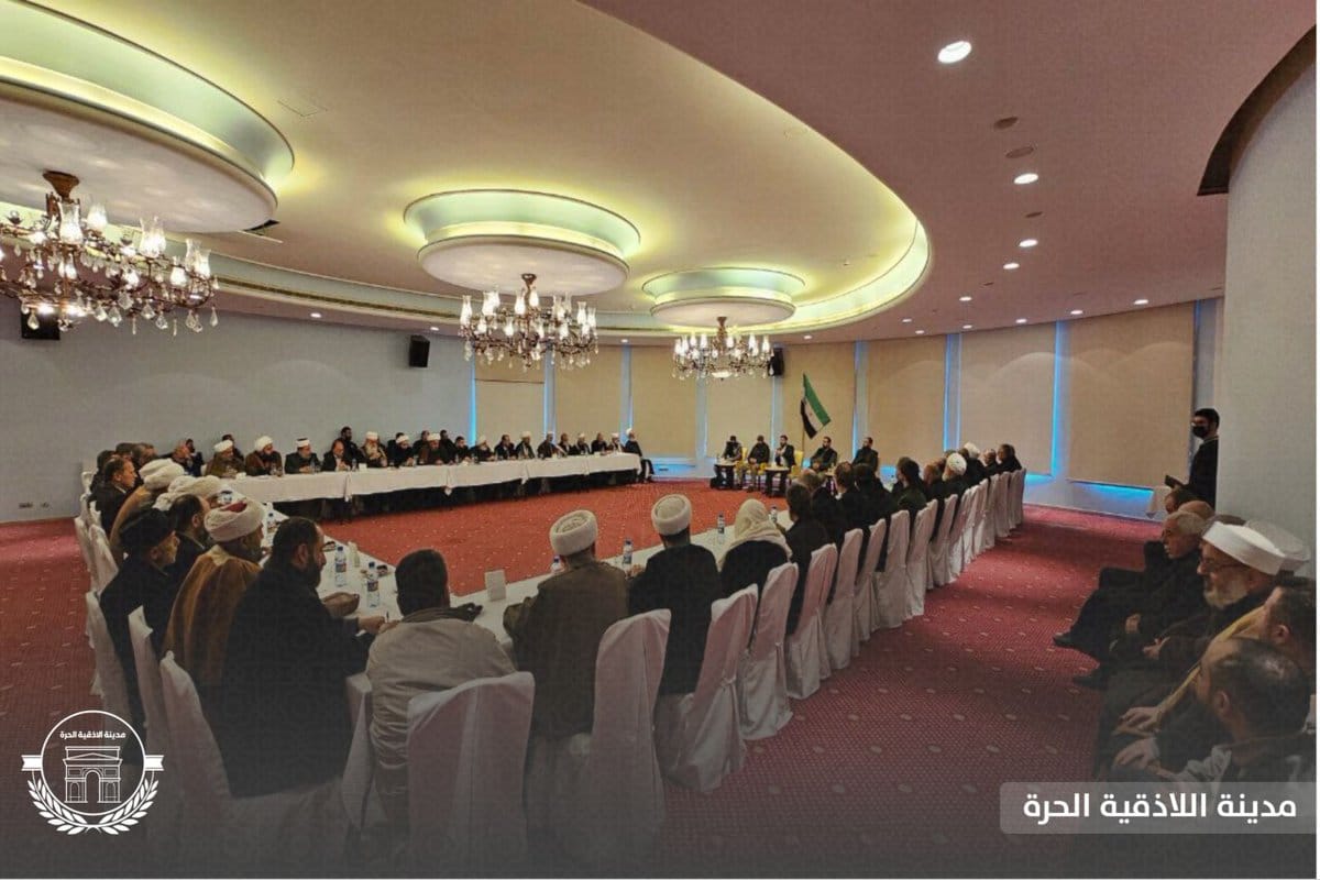 مسؤولون من الحكومة السورية الجديدة يجتمعون مع مشايخ الطائفة العلوية في اللاذقية