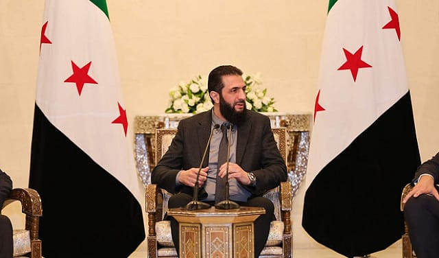 قائد الإدارة السورية أحمد الشرع يتحدث عن المرحلة الانتقالية ويحدّد أولويات سورية