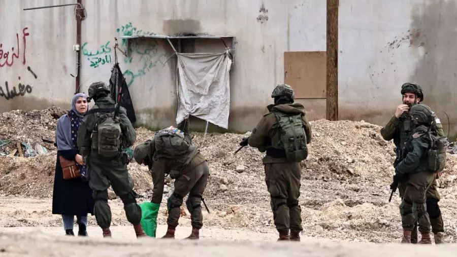 تحذير من تطهير عرقي.. الاحتلال يجبر عائلات على النزوح من مخيم طولكرم