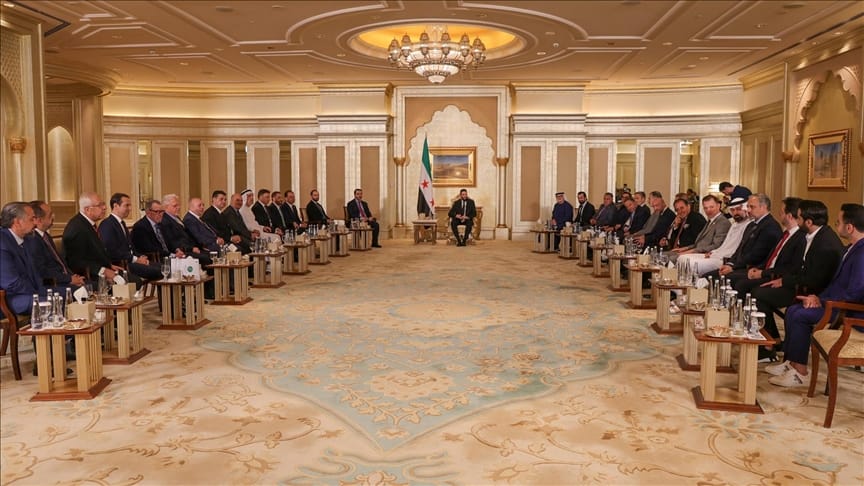 الشرع يلتقي رجال أعمال سوريين بالإمارات في إطار زيارة رسمية إلى أبو ظبي