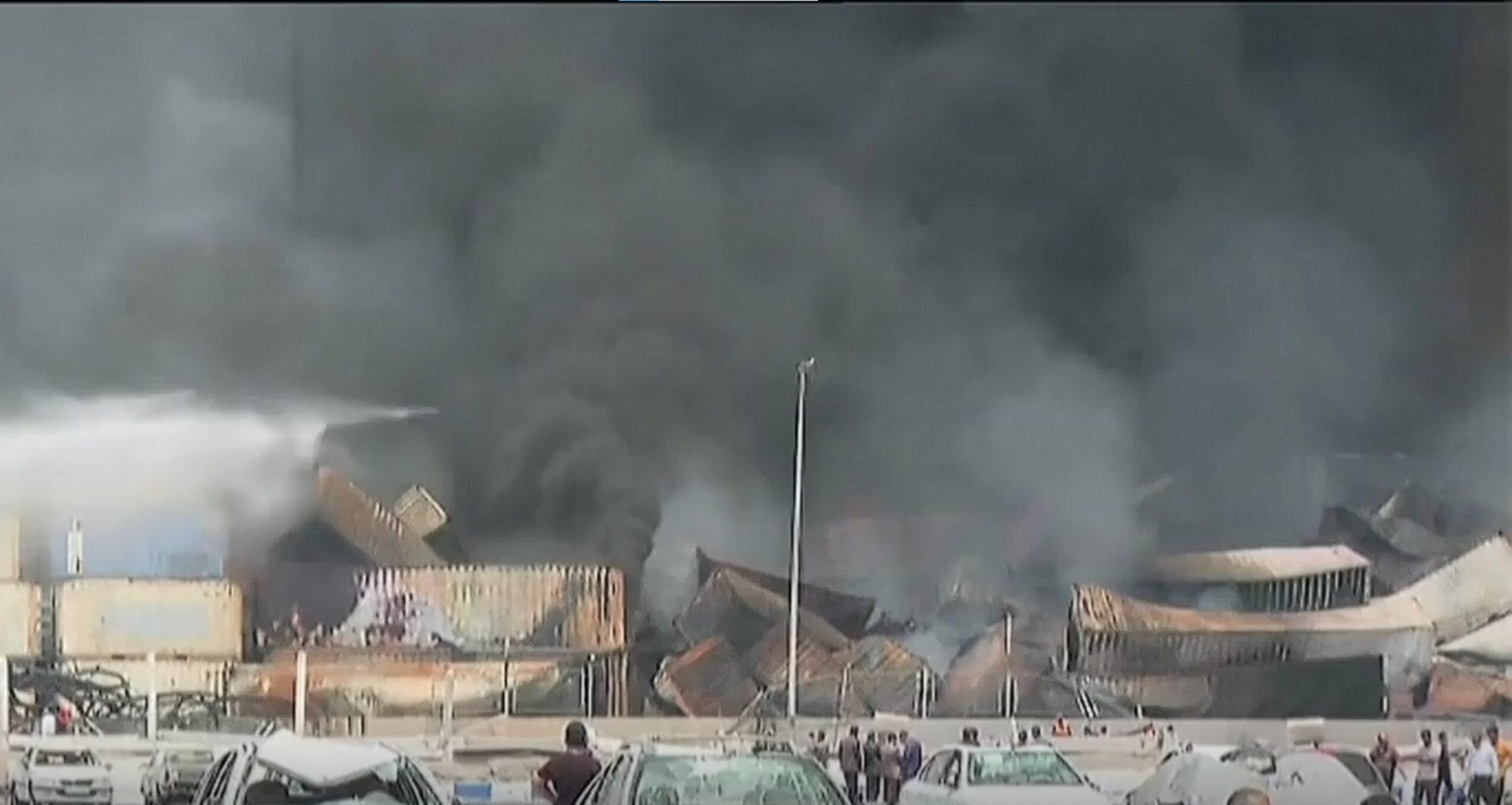 إيران تحذر من “التخمينات” بعد الانفجار القاتل في ميناء رجائي