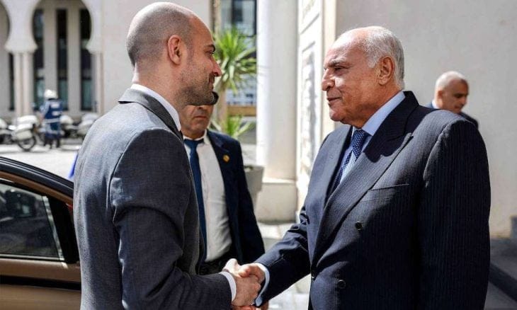 الجزائر تدافع عن قرارها “السيادي” بطرد 12 موظفا في السفارة الفرنسية