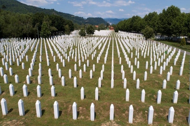 مجزرة سربرينيتسا.. 30 عاما على إحدى أفظع المجازر بحق المسلمين والمأساة تتحرك في غزة (تقرير)